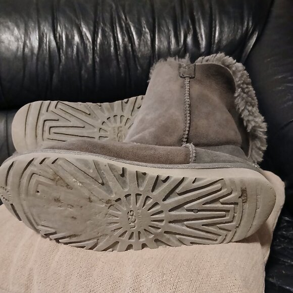 UGG BAILEY BUTTON II GREY SUEDE SHEEPSKIN CLASSIC WOMEN'S BOOTS - Picture 2 of 7